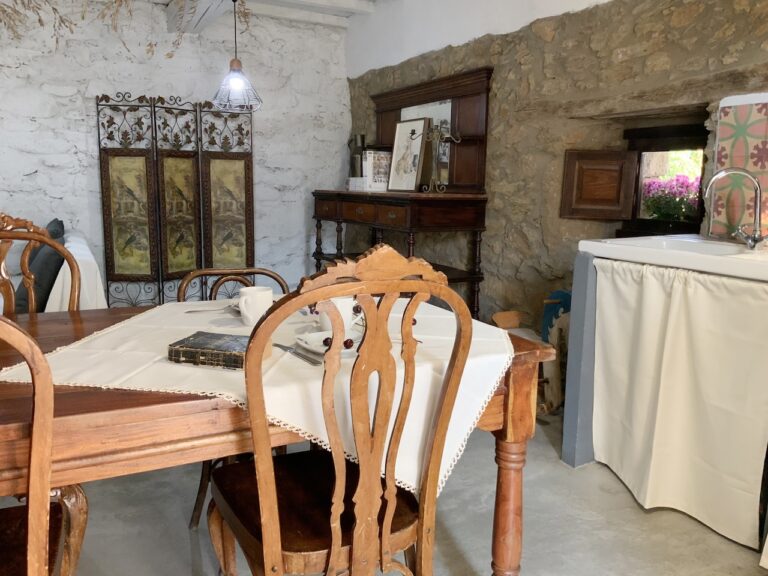 GRULLA GRIS MESA COMEDOR APARADOR