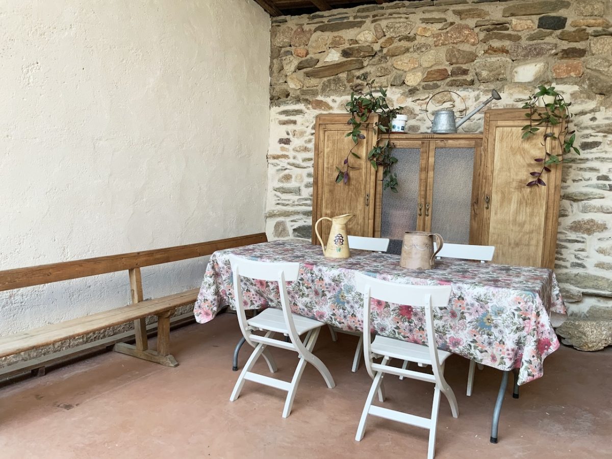 LA GRULLA PATIO MESA